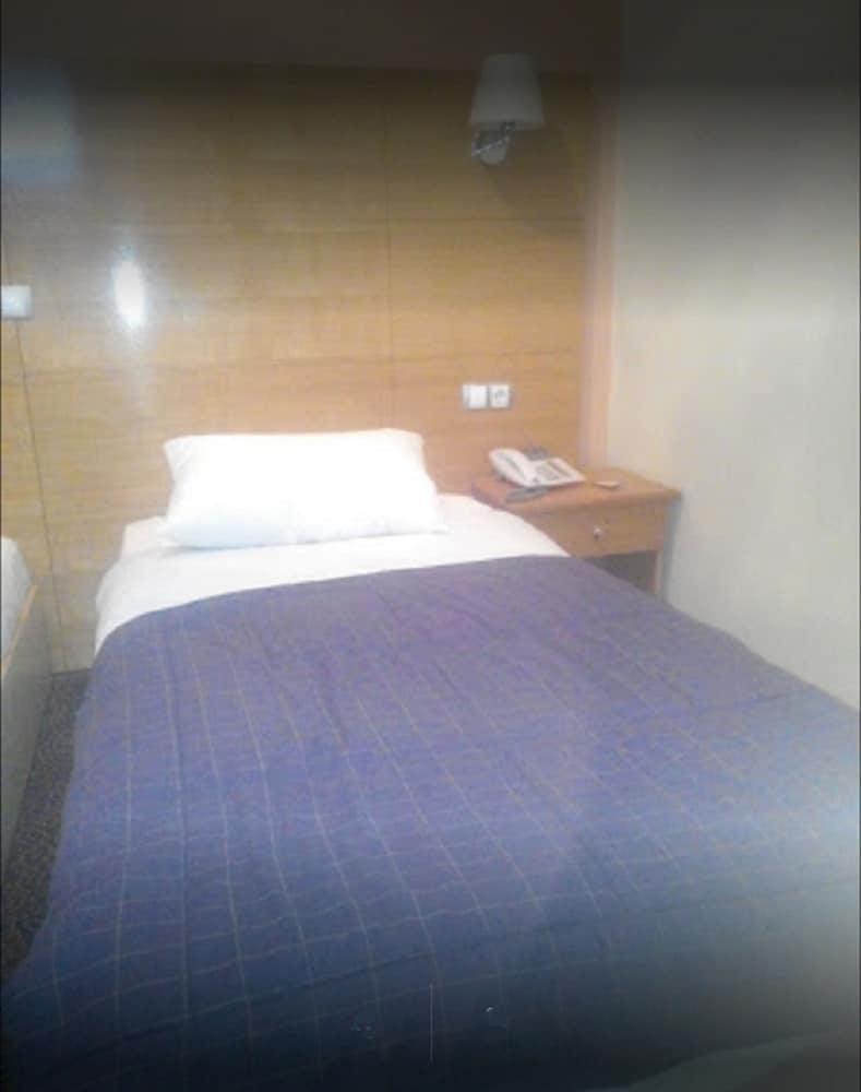 Hotel Les Zianides Tlemcen Esterno foto